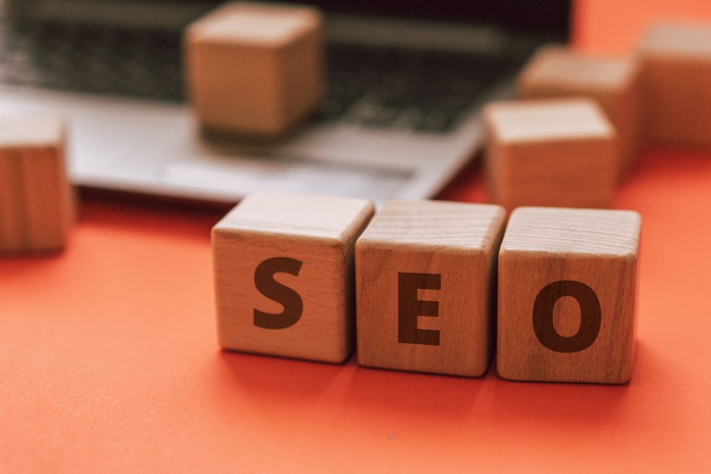 The word SEO with wood blocks.