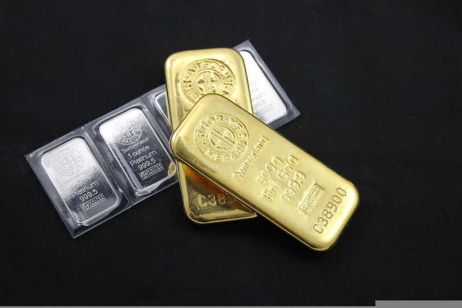 Silver and gold blocks.