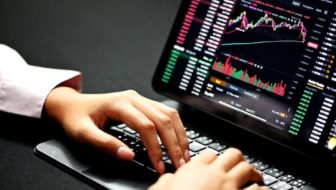 a man trading on the laptop.