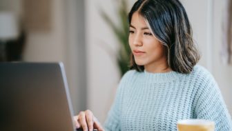 A woman working on the laptop.