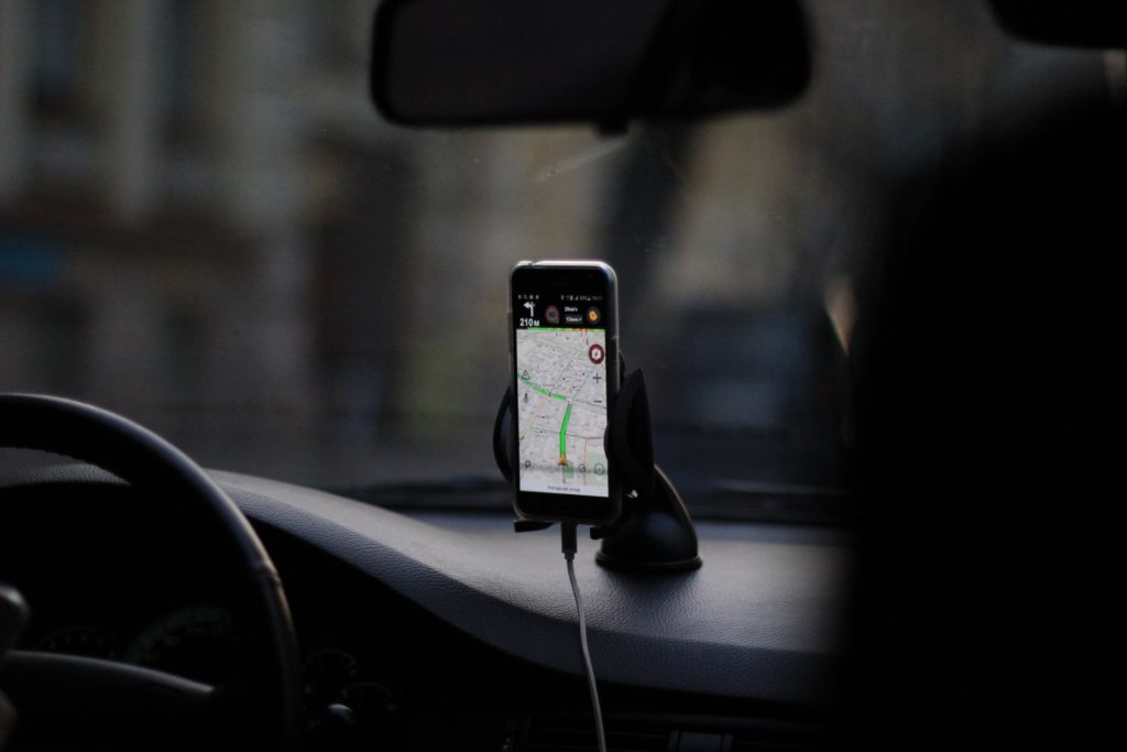 uber app dislpaying map in taxi