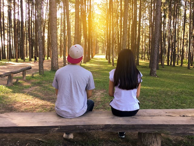 Dating an Extrovert as an Introvert: Find a Compromise