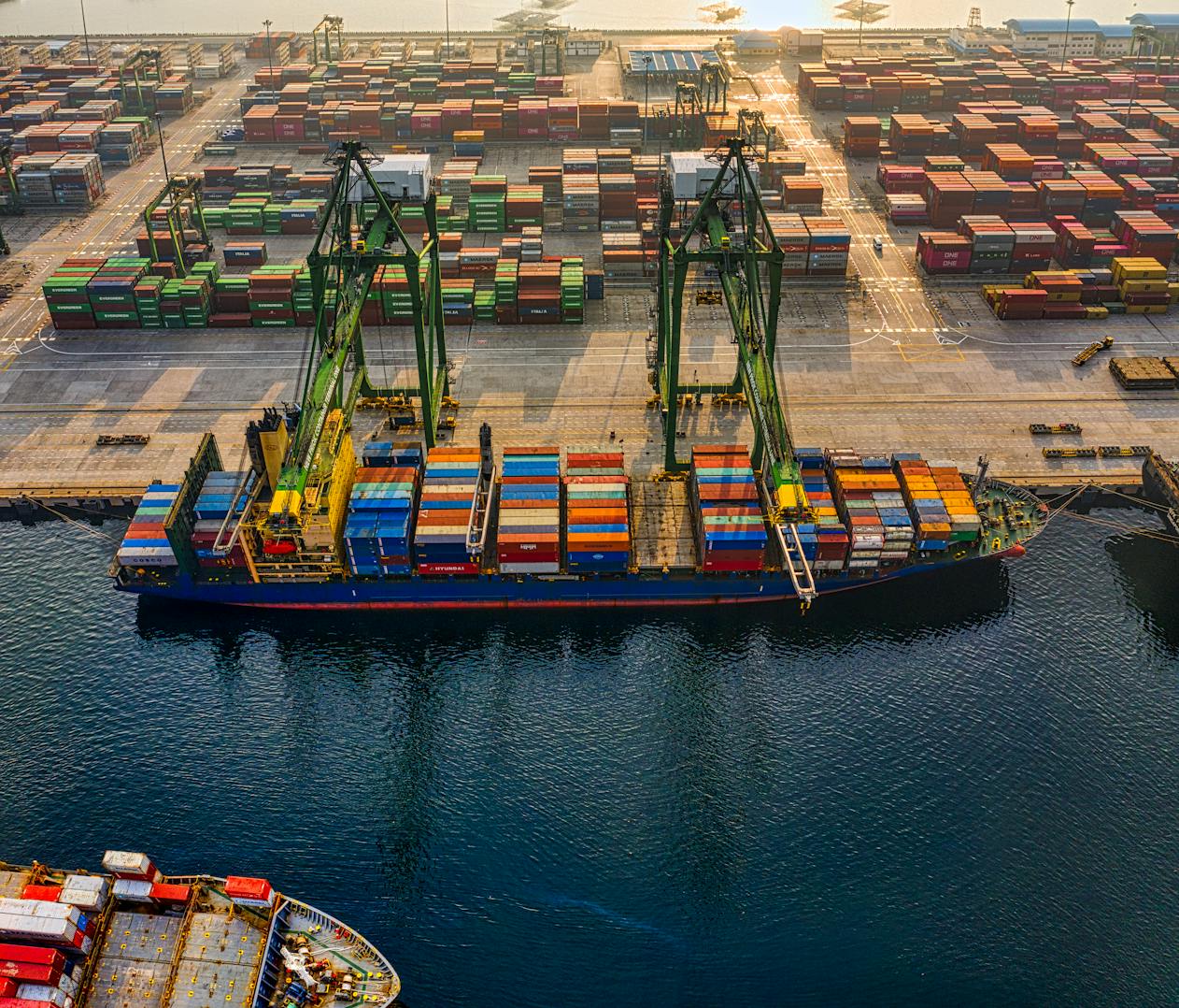 Revolutionizing Logistics: The Digital Transformation of Supply Chains thumbnail