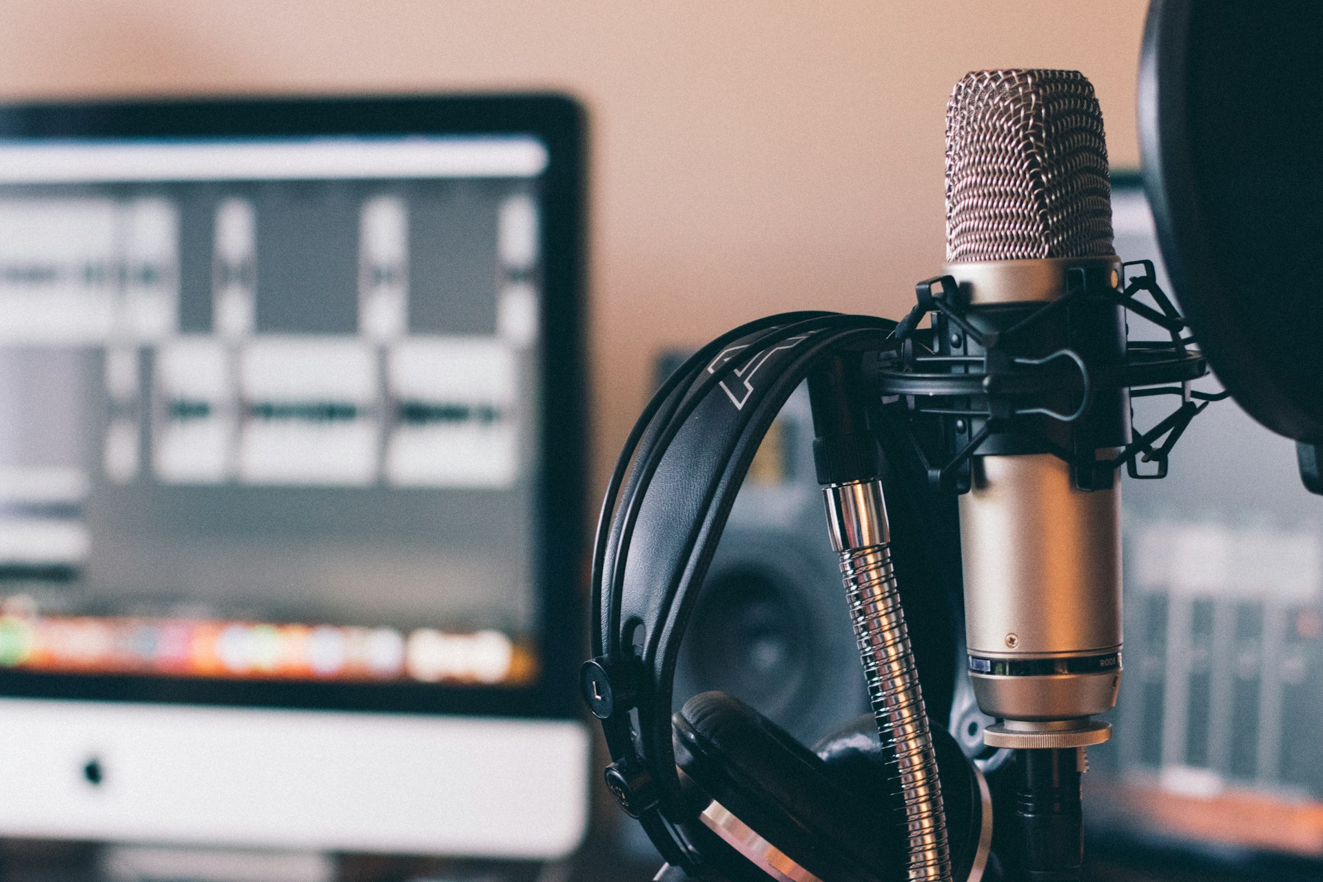 7 Tips for Recording and Product a High Quality Podcast thumbnail