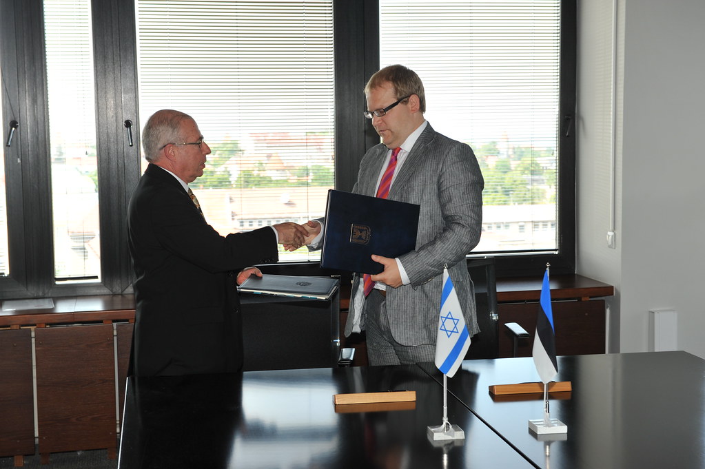 Paet and Granot shaking hands